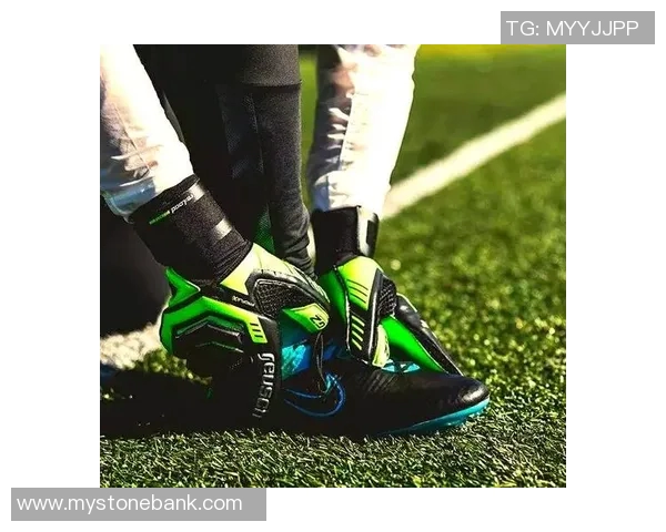 足球明星手套背后的故事与技术揭秘如何提升球员表现