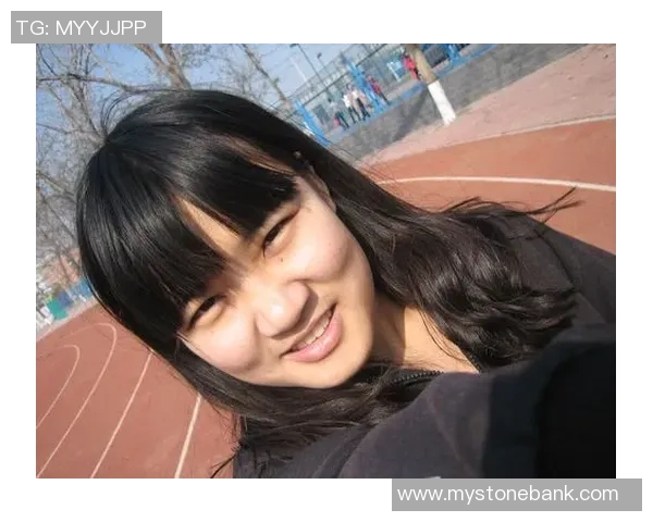 足球明星中分发型女生的时尚魅力与个性展现解析 足球明星中分发型女生的时尚魅力与个性展现解析